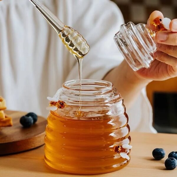 H23a93cd3dd19420ebb0cf87c77ebba49v.jpg Wholesale Cheap Price Glass Honey Jars Dippers Lids 400ml Eco-Friendly Sustainable Bee-Shaped Microwavable Carton Packed Storage
