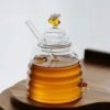 H4c18ff83994f4d55aede7b076c13e93bH.jpg Wholesale Cheap Price Glass Honey Jars Dippers Lids 400ml Eco-Friendly Sustainable Bee-Shaped Microwavable Carton Packed Storage