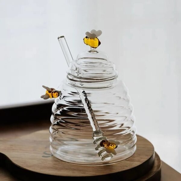H7fb2a5f78c0549d1b861a068c216aff5j.jpg Wholesale Cheap Price Glass Honey Jars Dippers Lids 400ml Eco-Friendly Sustainable Bee-Shaped Microwavable Carton Packed Storage