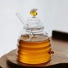 Hf394e0506e2d4da4b05fb728dd36be0cp.jpg Wholesale Cheap Price Glass Honey Jars Dippers Lids 400ml Eco-Friendly Sustainable Bee-Shaped Microwavable Carton Packed Storage